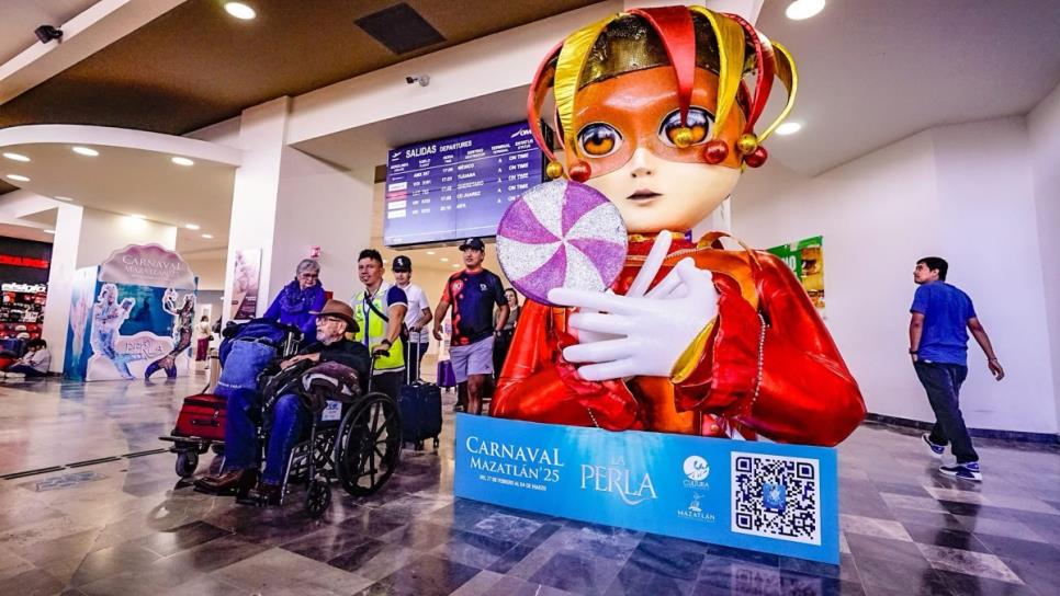 Carnaval de Mazatlán 2025 llega al aeropuerto del puerto; monigotes dan la bienvenida a turistas