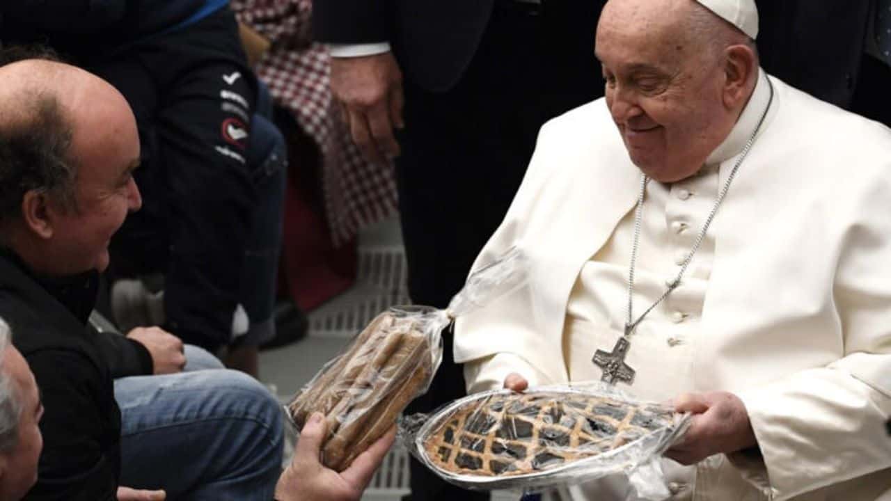 El papa tiene un gran amor por la gastronomía argentina, por lo que su comida puede incluir empanadas o cortes de carne, como colita de cuadril a la parrilla