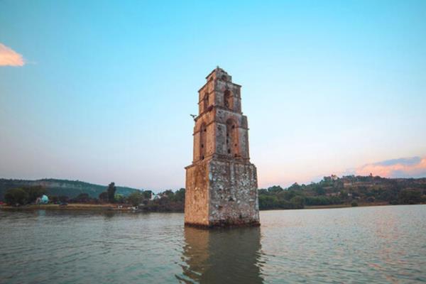 Este Pueblo Mágico hay una iglesia sumergida en un hermoso lago y un fascinante bosque
