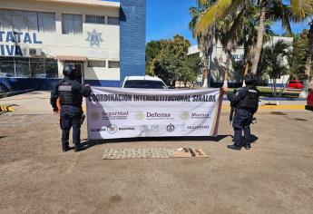 Aseguran vehículo robado con cargadores, ponchallantas y droga en Culiacán