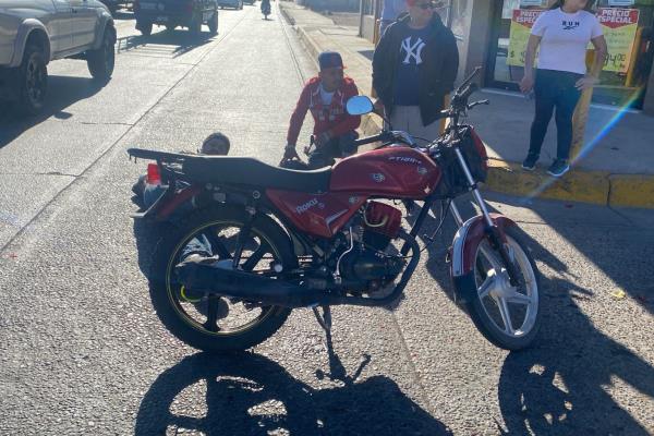 Motociclista termina con fracturas al impactarse contra una vagoneta en el Campo Uno de Los Mochis