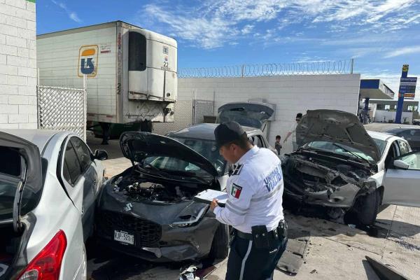 Aparatoso choque termina en carambola en Los Mochis; deja siete personas lesionadas