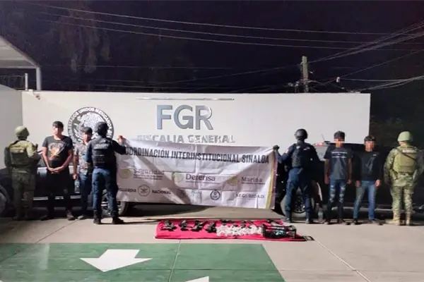 Detienen a cuatro sujetos con armas, cartuchos y dos camionetas robadas en Tepuche de Culiacán Detienen a cuatro sujetos con armas, cartuchos y dos camionetas robadas en Tepuche de Culiacán