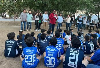 Gámez Mendívil se compromete a construir cancha de futbol en la colonia Universidad 94