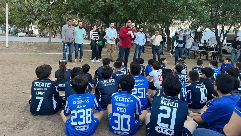 Gámez Mendívil se compromete a construir cancha de futbol en la colonia Universidad 94