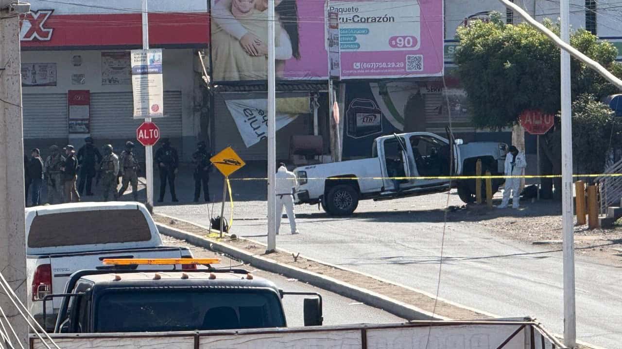 Uno de los cuerpos quedó al interior de una camioneta. (FOTO: Luz Noticias).
