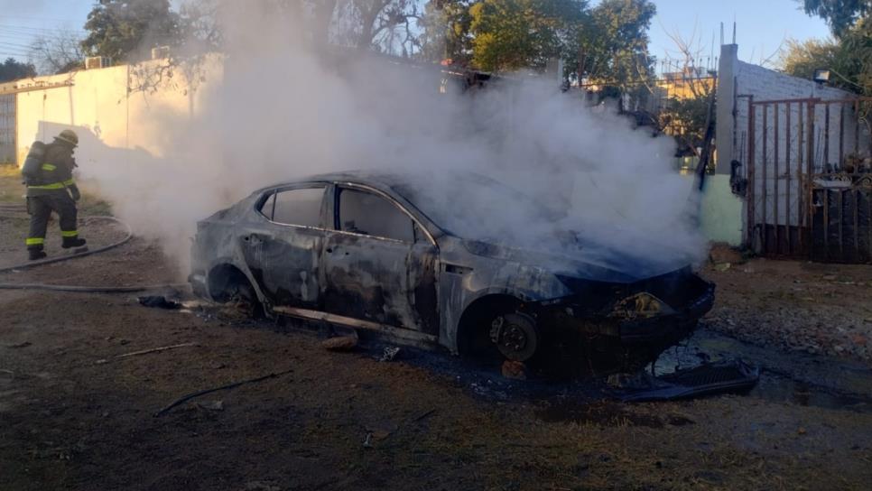 Localizan un auto incendiado en la colonia Díaz Ordaz en Culiacán