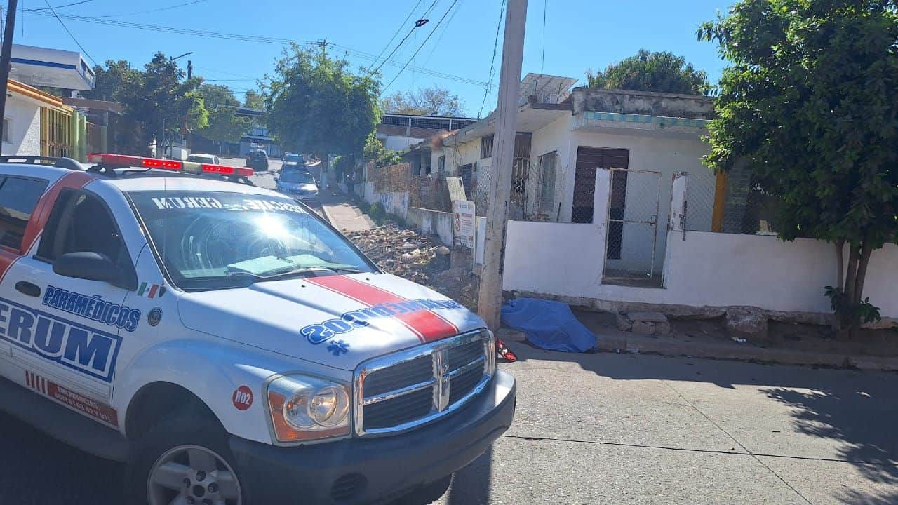 Vecinos del sector reportaron los disparos a las autoridades y minutos después llegaron agentes preventivos, quienes encontraron a la víctima tirada boca abajo sobre la banqueta y con varios impactos de bala en el cuerpo