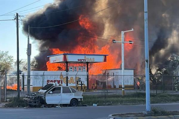Evacuan a decenas de familias tras incendio de un almacén junto a una gasera en Los Mochis