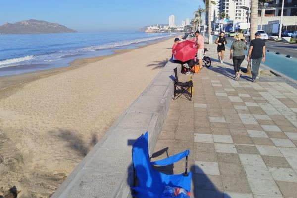 Familias apartan lugar con días de anticipación para el desfile de carros alegóricos en Mazatlán