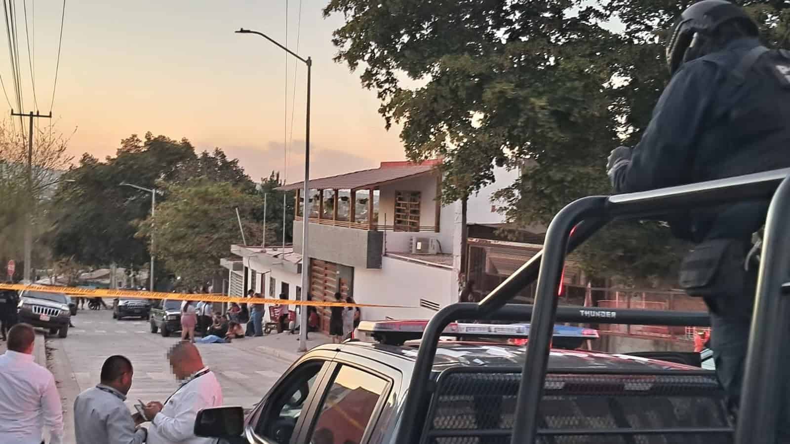 El cuerpo quedó tendido en la calle. (FOTO: Luis Ramírez).