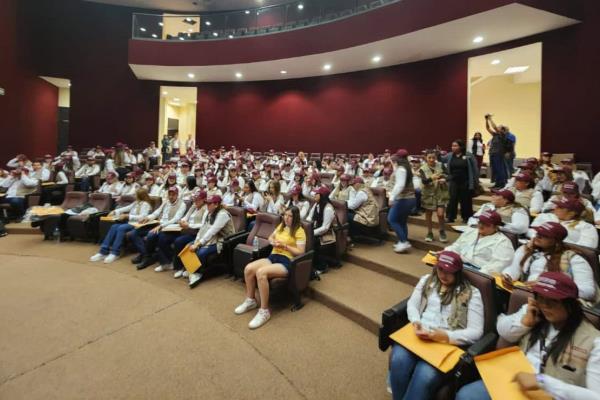 Inician entregas de la beca Rita Cetina en Los Mochis