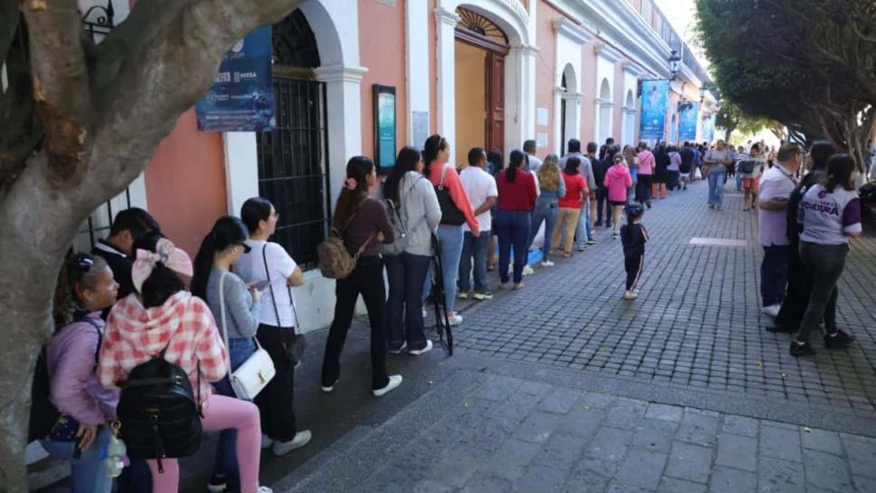 Cientos de mazatlecos van por sus boletos para "Los Aguilar" que le cantarán a la Reina del Carnaval