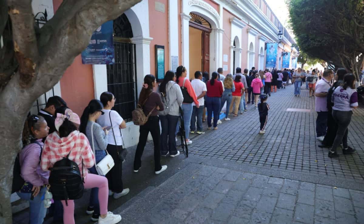 Cientos de mazatlecos van por sus boletos para “Los Aguilar” que le cantarán a la Reina del Carnaval Cientos de mazatlecos van por sus boletos para “Los Aguilar” que le cantarán a la Reina del Carnaval
