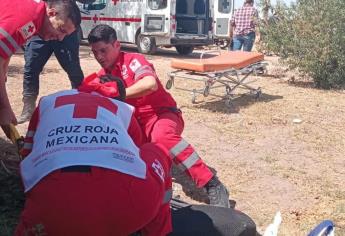 Tres menores sinaloítas lesionados al estrellarse en una moto contra pared en La Trinidad, Guasave