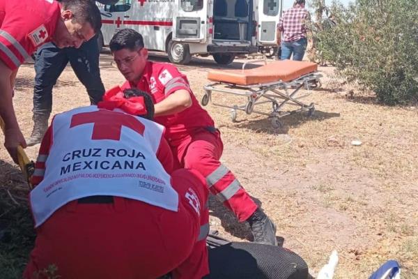 Tres menores sinaloítas lesionados al estrellarse en una moto contra pared en La Trinidad, Guasave
