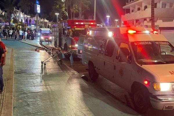 Atiende Bomberos 3 incendios y un caído a la playa en primera noche de Carnaval de Mazatlán 2025