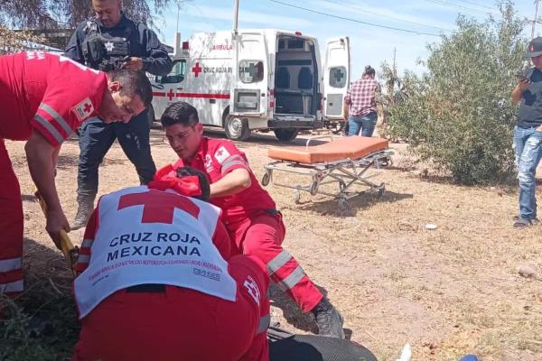 Tres menores terminan lesionados al estrellarse en una moto contra pared en La Trinidad, Guasave