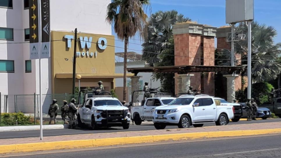 Aseguran 4 vehículos en moteles de Culiacán tras fuerte operativo militar en la salida norte