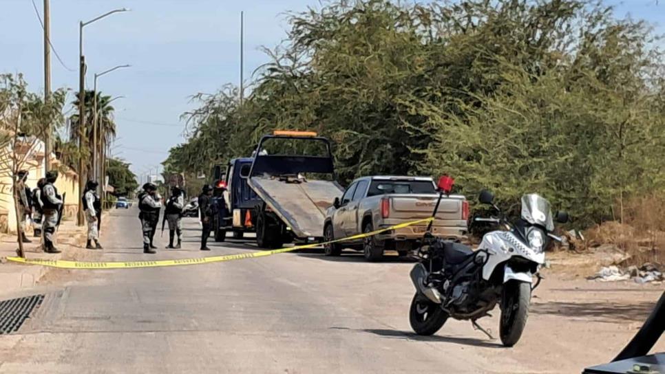 Militares aseguran una camioneta baleada en Stanza Toscana de Culiacán 