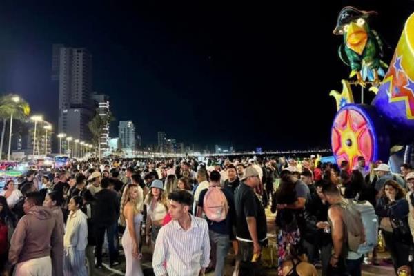 Con música de banda, el malecón lució lleno en el primer día del Carnaval de Mazatlán 2025