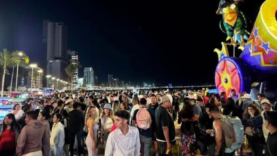 Con música de banda, el malecón lució lleno en el primer día del Carnaval de Mazatlán 2025