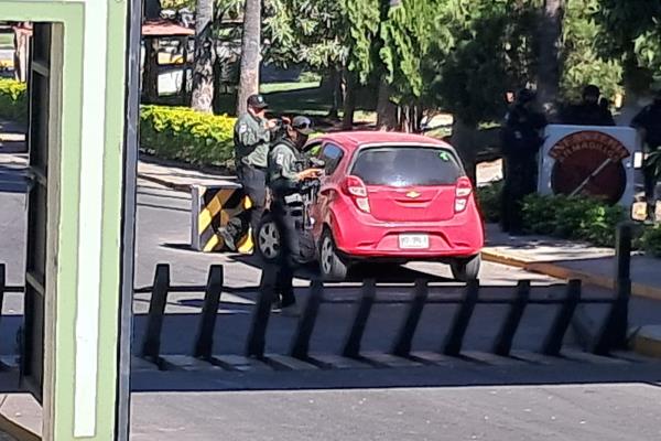 Atacan a un conductor a balazos y se resguarda en el cuartel militar de Culiacán