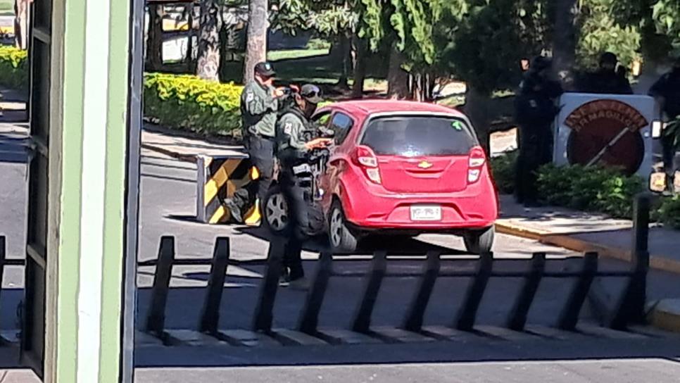 Atacan a un conductor a balazos y se resguarda en el cuartel militar de Culiacán