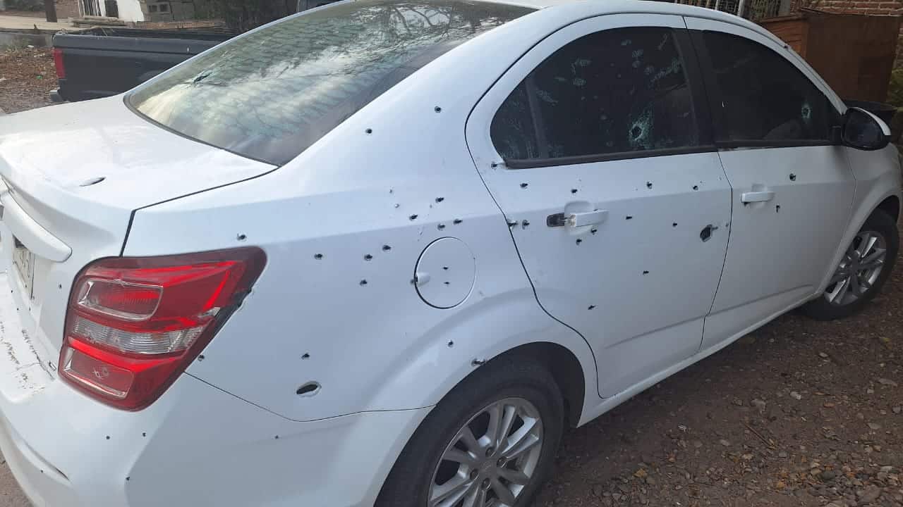 Un automóvil que estaba en el lugar terminó completamente baleado. (FOTO: Luz Noticias).