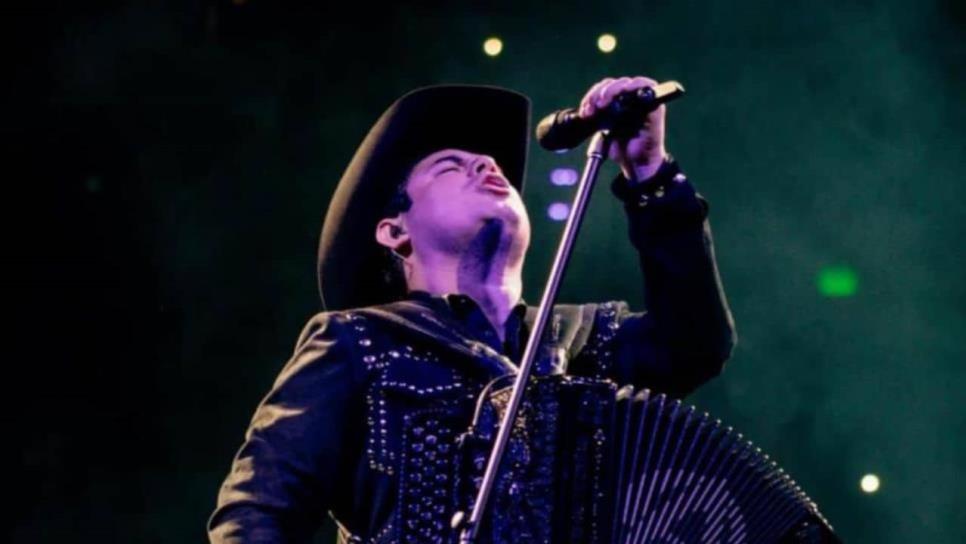 Alfredo Olivas casi rompe en llanto al iniciar la canción El Paciente en la Arena CDMX | VIDEO