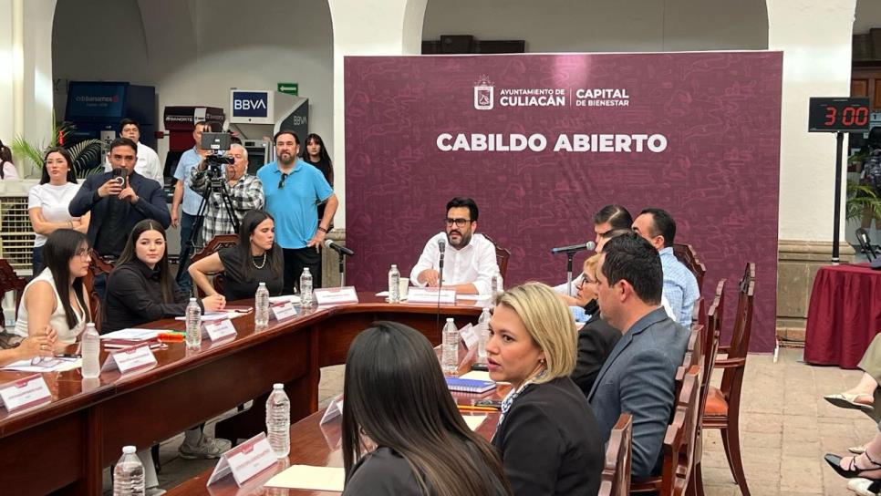 Gámez Mendívil atiende peticiones de los culiacanenses en Cabildo Abierto