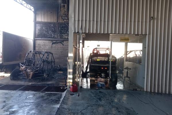 Se incendia tienda de vehículos todoterreno en Los Mochis; un rzr terminó calcinado