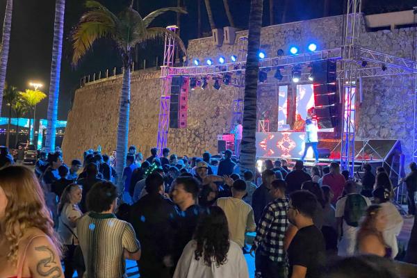 Cientos viven el Carnaval de Mazatlán en Olas Altas, la Machado y el Malecón