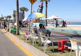 Decenas de familias apartan lugares para disfrutar del tradicional desfile de Carnaval en Mazatlán