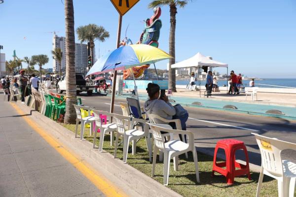Decenas de familias apartan lugares para disfrutar del tradicional desfile de Carnaval en Mazatlán