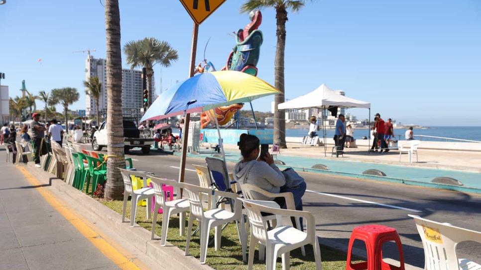 Decenas de familias apartan lugares para disfrutar del tradicional desfile de Carnaval en Mazatlán