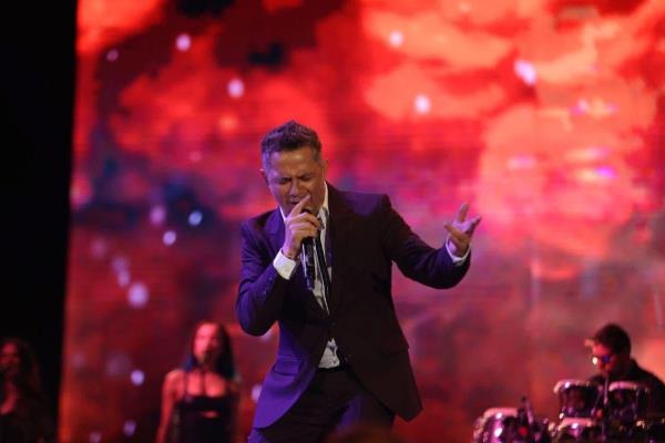 Alejandro Sanz pone a cantar a todos en el Carnaval de Mazatlán 2025