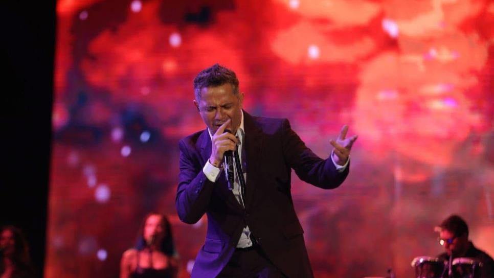 Alejandro Sanz pone a cantar a todos en el Carnaval de Mazatlán 2025