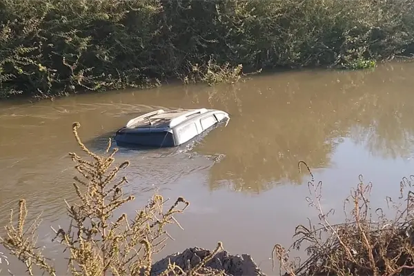 Localizan una camioneta accidentada dentro del canal Siete en Culiacán Localizan una camioneta accidentada dentro del canal Siete en Culiacán