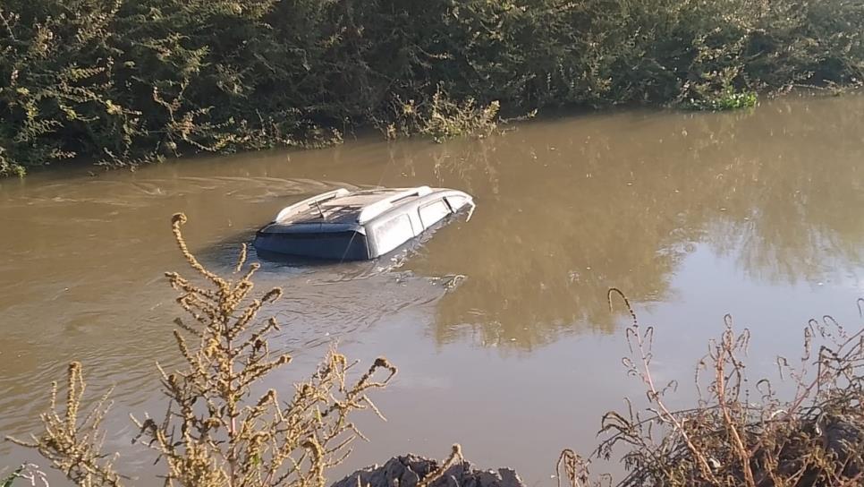 Localizan una camioneta accidentada dentro del canal Siete en Culiacán