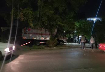 Camión embiste un vehículo, una moto y el toldo de un taller en El Parque, en Los Mochis