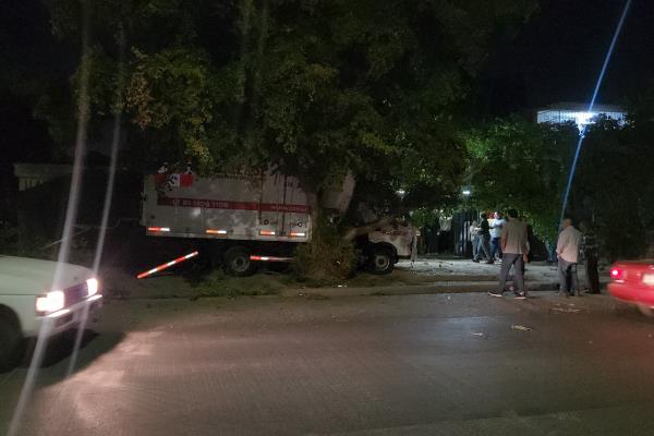 Camión embiste un vehículo, una moto y el toldo de un taller en El Parque, en Los Mochis
