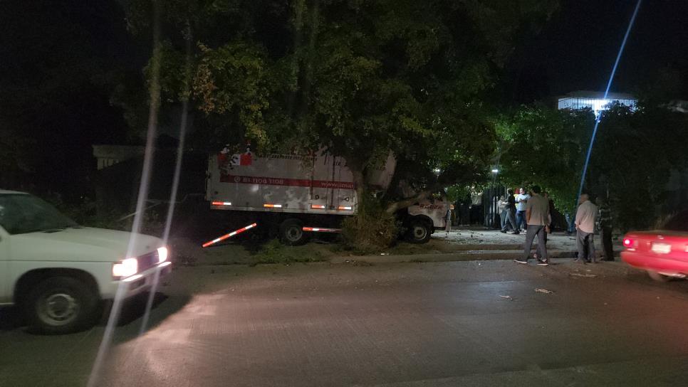 Camión embiste un vehículo, una moto y el toldo de un taller en El Parque, en Los Mochis