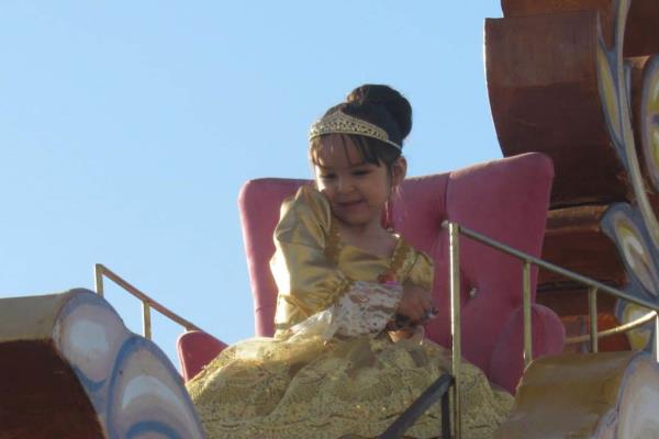 La pequeña Aitana, la "reinita" del Carnaval de Mazatlán, cumple su sueño al desfilar en carro alegórico