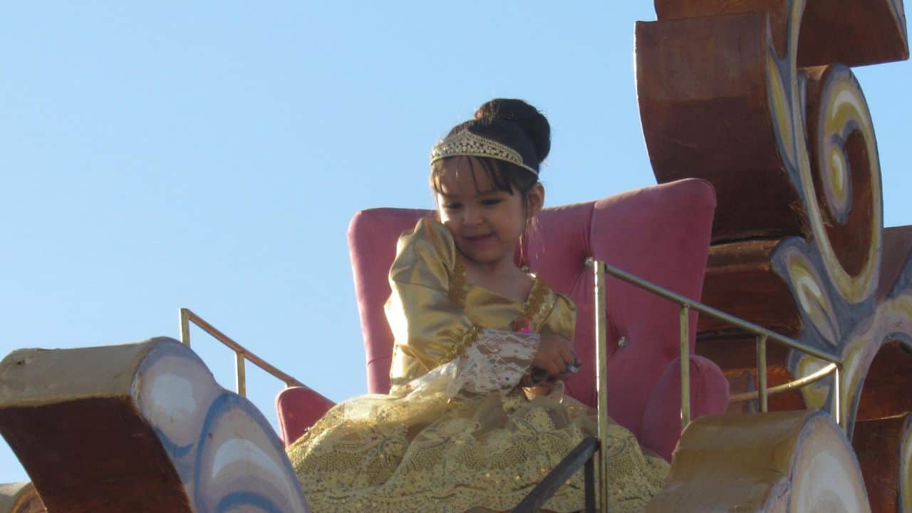 Desde la parte superior del carro, la niña saludaba emocionada a los asistentes, está pequeña ahora es conocida como la “reinita” del Carnaval