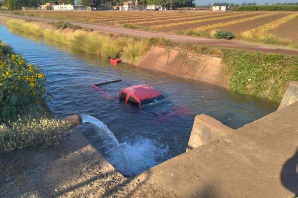 Joven pierde el control y termina con su camioneta dentro de un canal de riego en Angostura