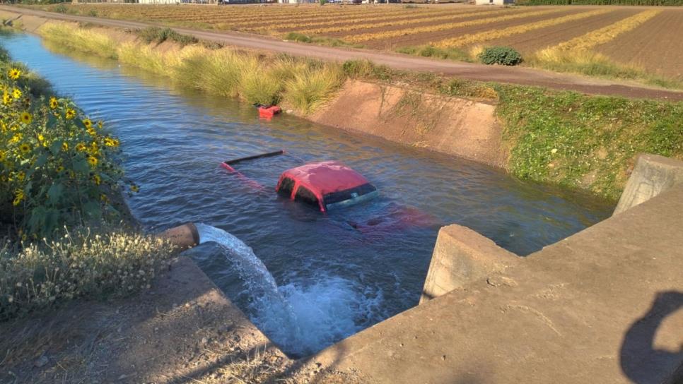 Joven pierde el control y termina con su camioneta dentro de un canal de riego en Angostura