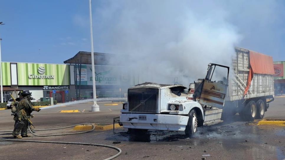 Camión de carga queda destruido tras incendiarse en el sector Abastos de Culiacán