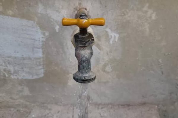 Ante emergencia de agua, Gerardo Vargas advierte multas y arrestos para derrochadores