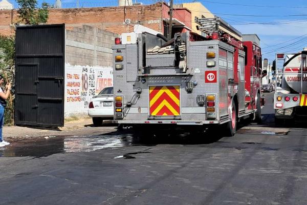 Se quema vehículo y un terreno en el primer cuadro de la ciudad de Culiacán